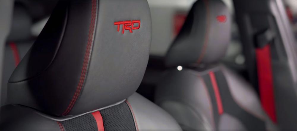 Ghế bọc da với logo TRD màu đỏ của Toyota Avalon TRD 2019