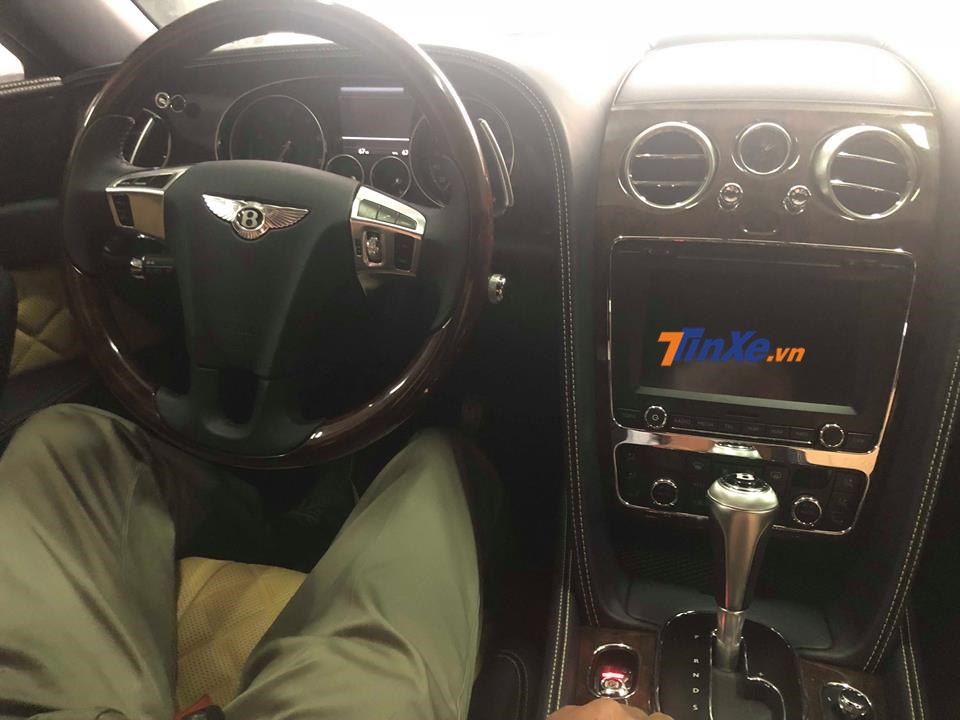 Nội thất còn được ốp gỗ cao cấp