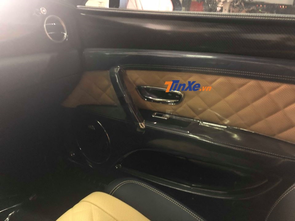 Các chỉ khâu màu tương phản với nội thất