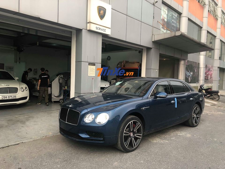 Bentley Flying Spur V8 S có một số thay đổi thiết kế so với bản tiêu chuẩn như hốc gió trước có thêm thanh chia gió giúp cho mặt tiền xe hầm hố hơn
