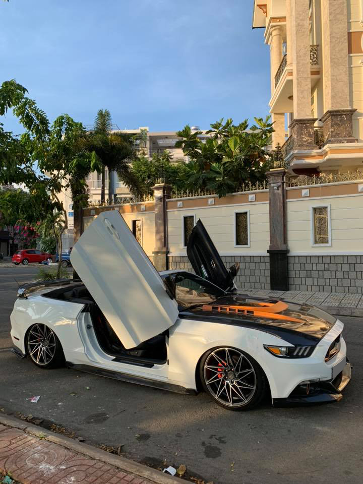 Ford Mustang mui trần độ body kit khủng và cửa cắt kéo Lamborghini tại Sài thành