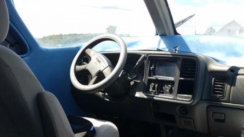 Hệ thống lái của nó có đủ những trang bị cần thiết để lưu hành trên đường phố