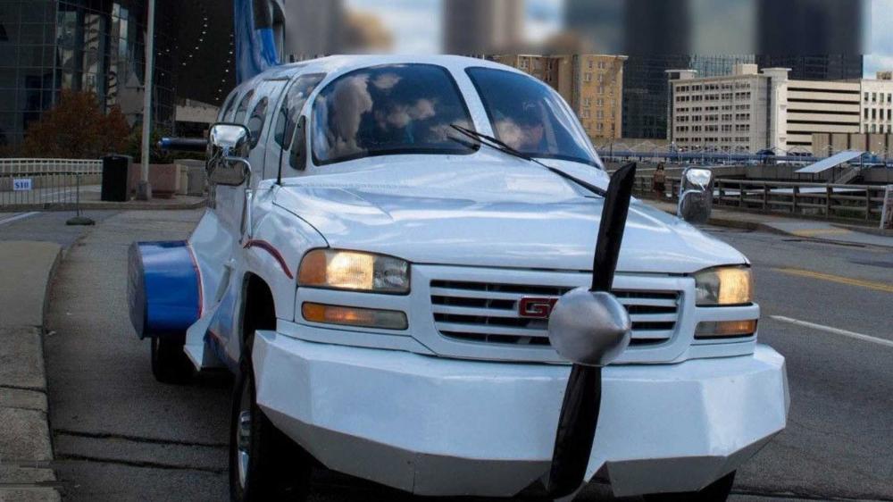 Mũi xe có gắn một cây chong chóng lớn có thể quay tự do khi xe di chuyển