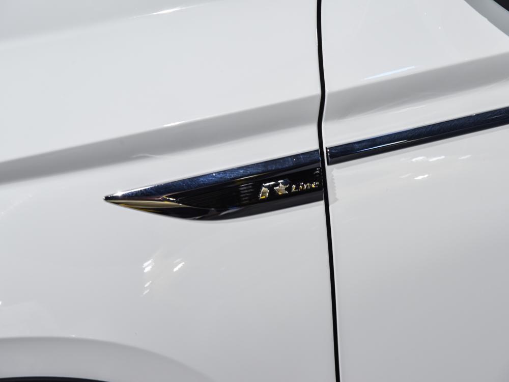 Logo R-Line trên chắn bùn trước