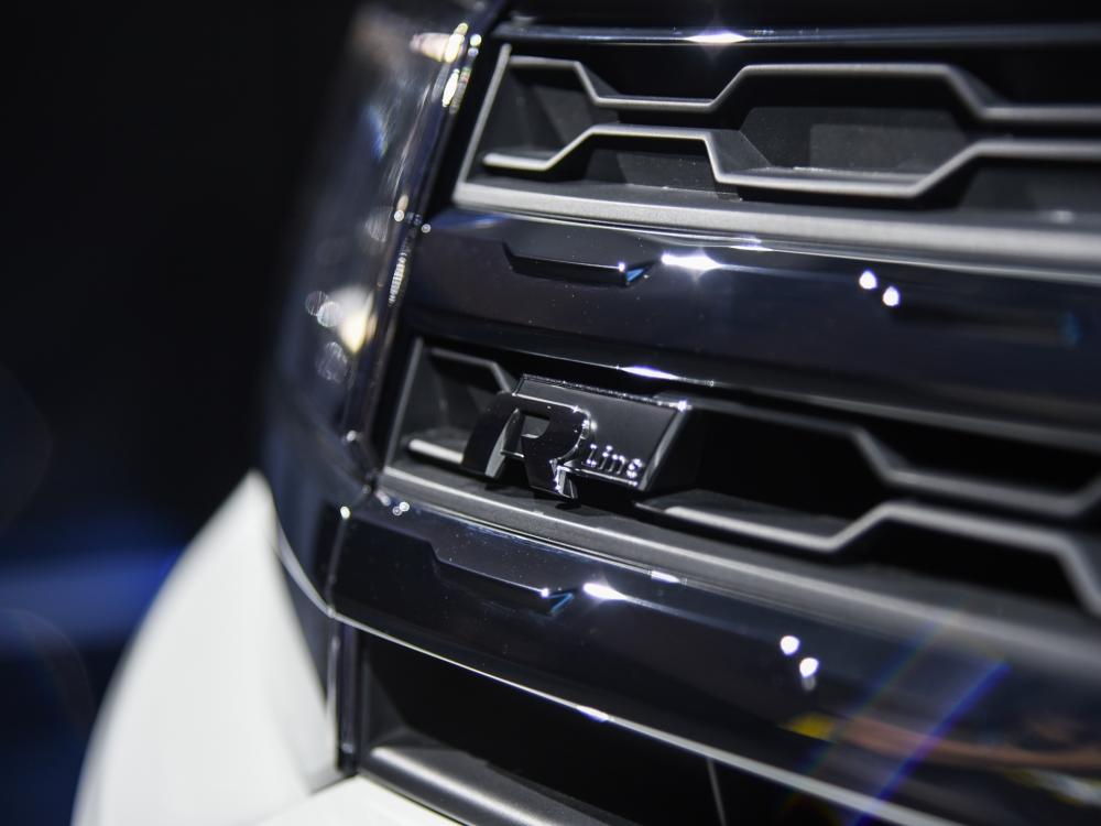 Logo R-Line trên lưới tản nhiệt 