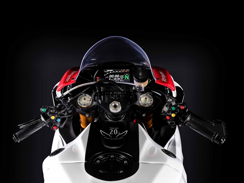 Cùm công tắc hai bên được thay bằng cùm công tắc giống xe đua MotoGP. Bên cạnh đó là trợ lực tay lái có thể hiệu chỉnh Cùm công tắc hai bên được thay bằng cùm công tắc giống xe đua MotoGP. Bên cạnh đó là trợ lực tay lái có thể hiệu chỉnh