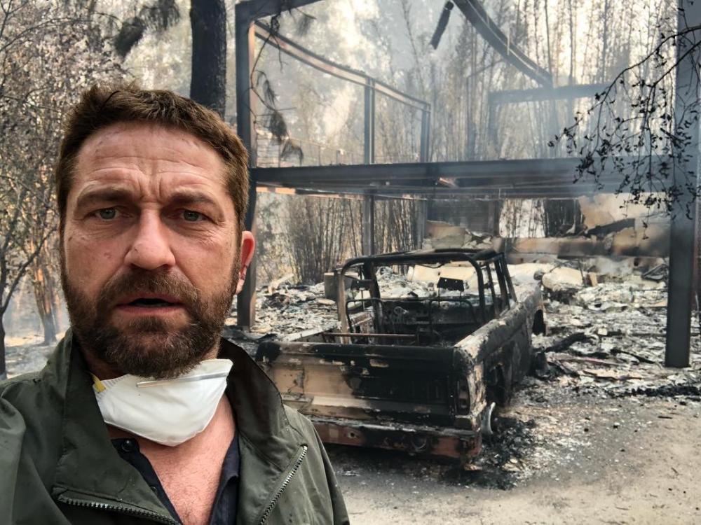 Gerard Butler chụp ảnh cùng xác chiếc Ford Bronco đời đầu tiên của mình Gerard Butler chụp ảnh cùng xác chiếc Ford Bronco đời đầu tiên của mình