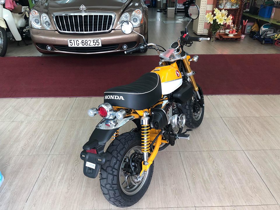 Xe khỉ Honda Monkey đọ dáng cùng xe siêu sang Maybach 57S màu độc nhất Việt Nam