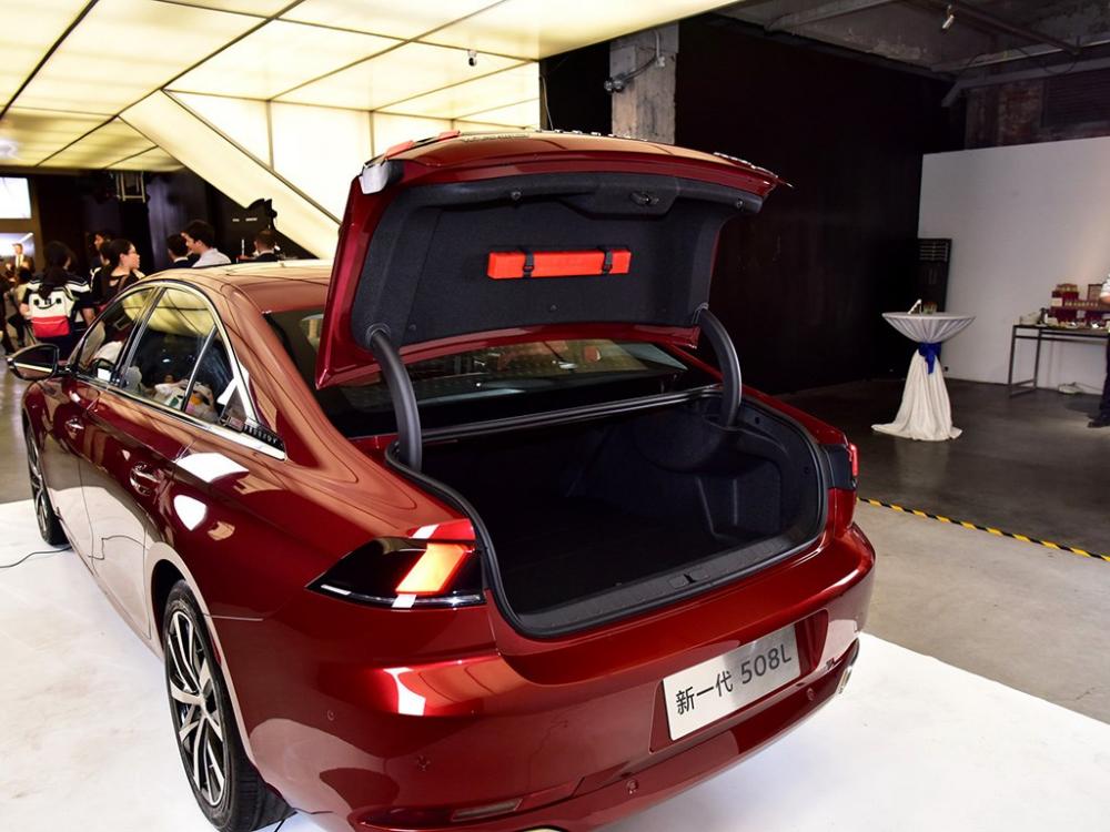 Cốp sau của mẫu xe dành riêng cho Trung Quốc Cốp sau của mẫu xe dành riêng cho Trung Quốc