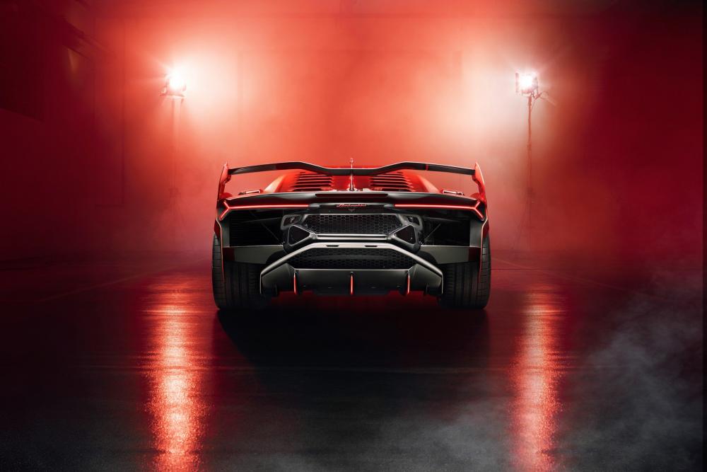 Lamborghini SC18 được trang bị cánh gió đuôi bằng sợi carbon