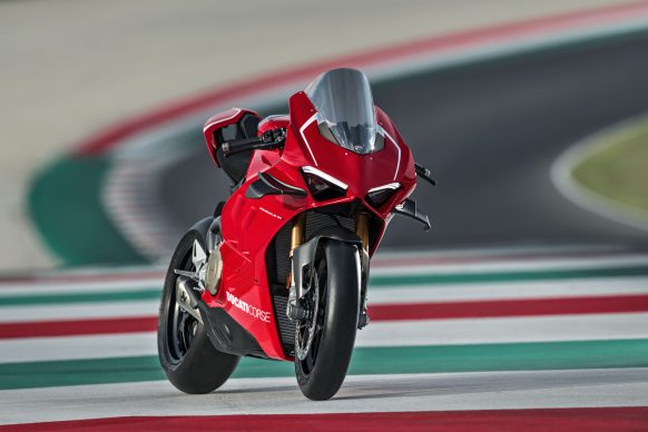 Panigale V4R vẫn có thể được sử dụng để đi lại hằng ngày nếu không trang bị gói phụ kiện đua