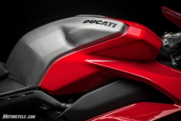 Bình xăng nhôm trên Ducati Panigale V4R