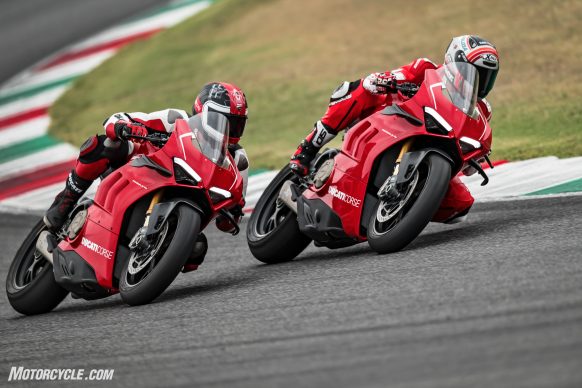 Panigale V4R sẽ được tăng sức mạnh rất nhiều nếu được trang bị gói phụ kiện đua