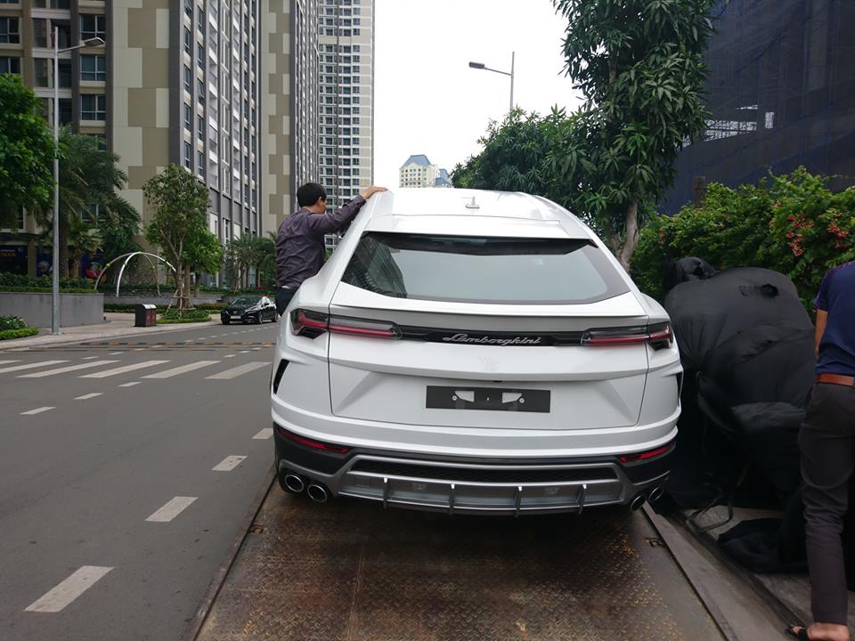 Trong đó, chiếc Lamborghini Urus nhanh chóng được vén bạt