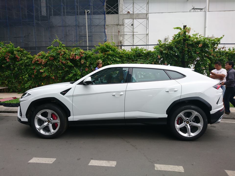 Nhiều bạn trẻ mê xe tụ tập theo dõi chiếc Lamborghini Urus đầu tiên tại Việt Nam