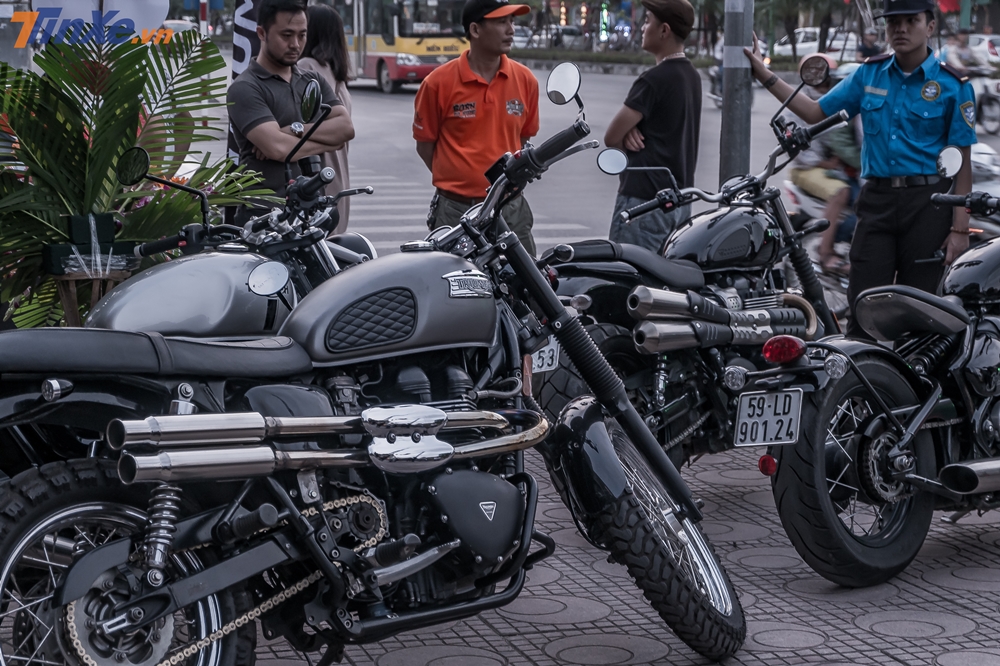 17:00 là thời điểm các biker bắt đầu tập trung tại khu vực sự kiện, những chiếc xe Triumph được ưu ái với khu vực để xe riêng biệt