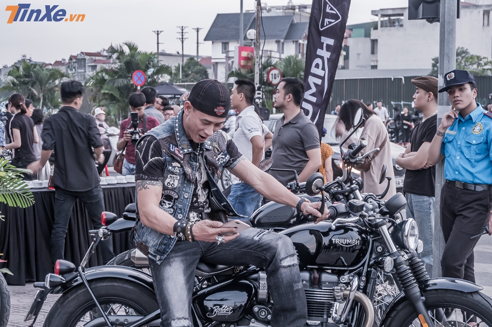 Các biker tranh thủ pose ảnh với những chiếc xe tuyệt đẹp