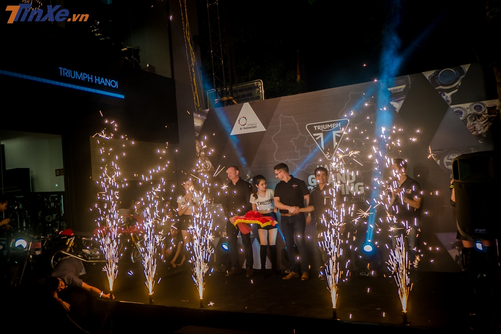 Màn pháo hoa hoành tráng khánh thành showroom