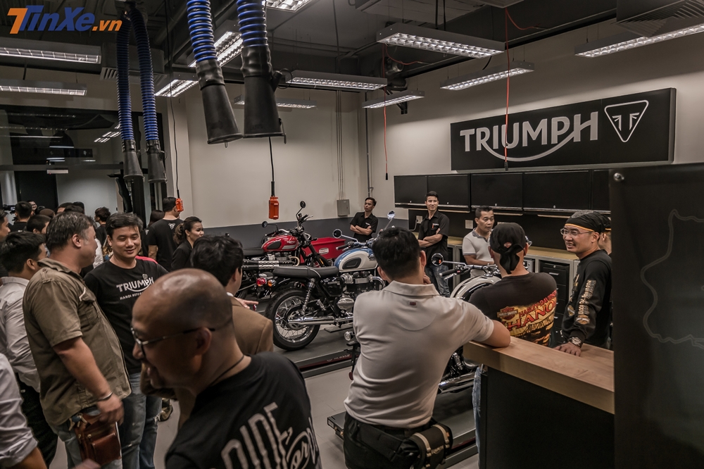 Ngay sau khi mở cửa, các biker đã vào phía trong thăm quan các khu vực chính của showroom với phòng dịch vụ, khu vực trưng bày và shop bán phụ kiện
