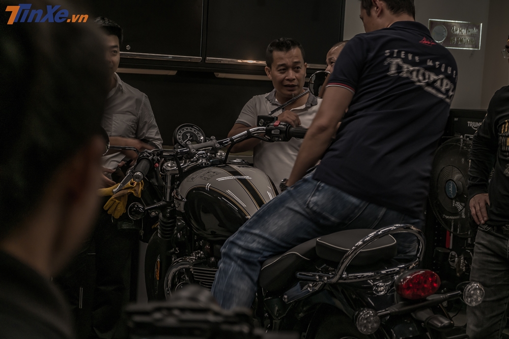 Việc thử xe, bàn tán về các mẫu xe là không thể thiếu