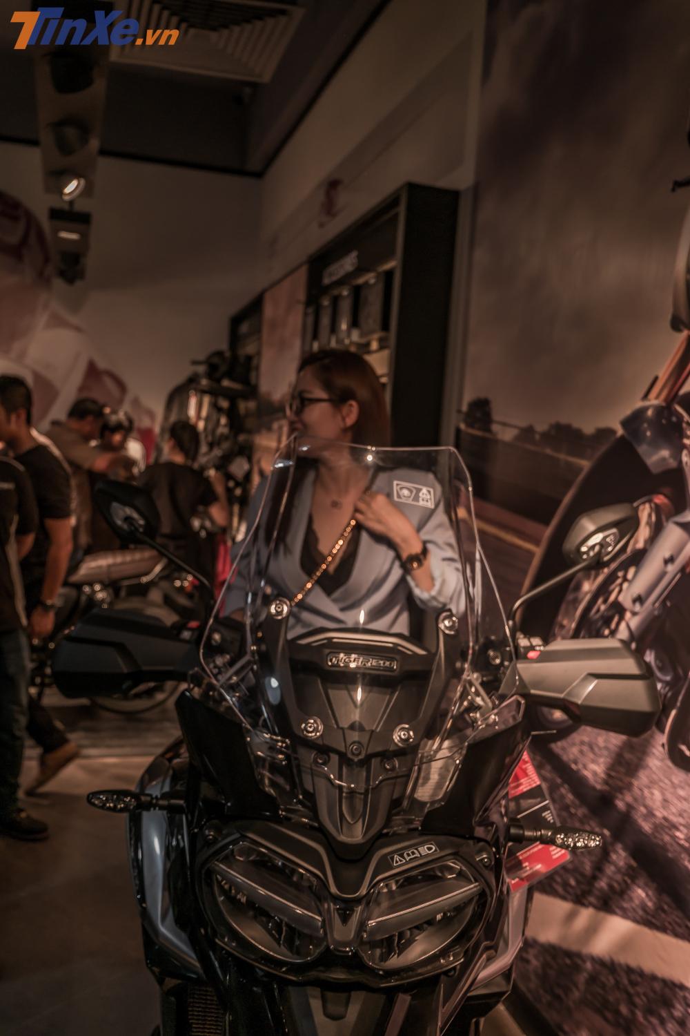 Triumph Tiger 1200 nổi bật bên trong showroom