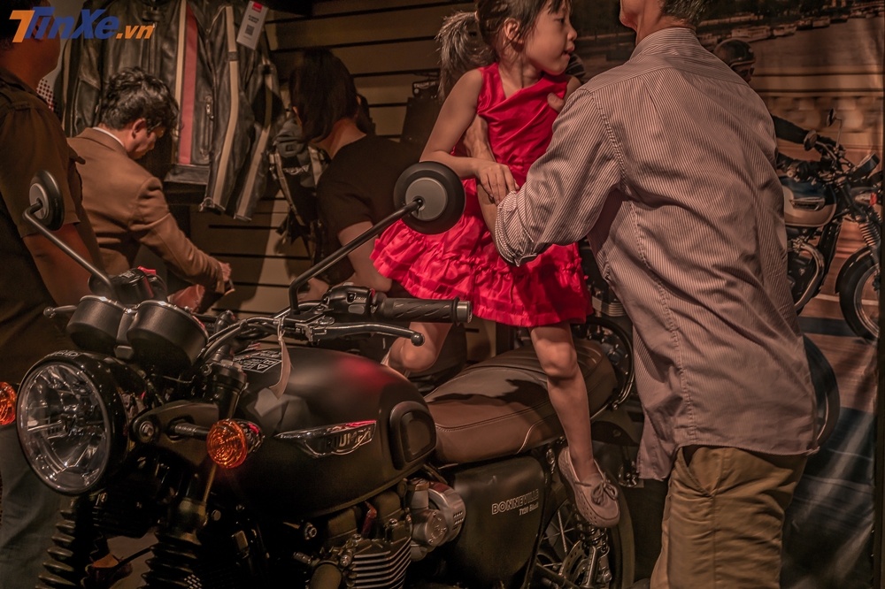 Những em bé cũng được bố mẹ cho ngồi thử trên những chiếc xe Triumph điệu đà