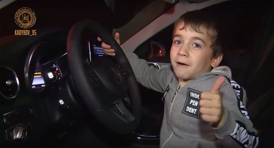 Rakhim ngồi trong chiếc Mercedes-Benz C-Class được tặng