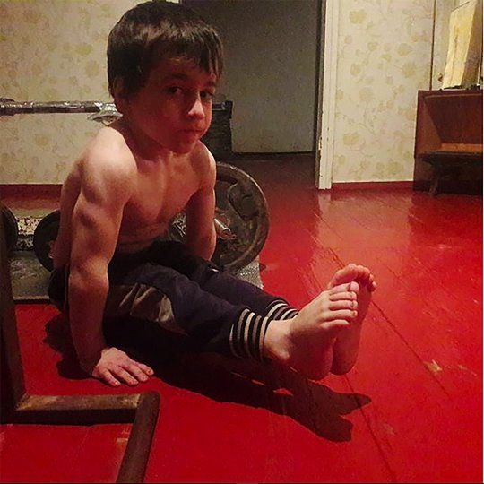 Mới 5 tuổi nhưng Rakhim rất đam mê tập thể hình