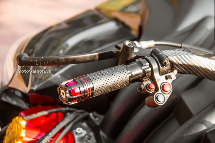 Trong khi đó, cùm công tắc bên trái của QuadBull được bố trí nút bật đèn pha, còi và nút nhỏ kích hoạt số lùi. Khi chế độ lùi được kính hoạt, người điều khiển có thể lùi xe ở bất kỳ cấp số nào Trong khi đó, cùm công tắc bên trái của QuadBull được bố trí nút bật đèn pha, còi và nút nhỏ kích hoạt số lùi. Khi chế độ lùi được kính hoạt, người điều khiển có thể lùi xe ở bất kỳ cấp số nào