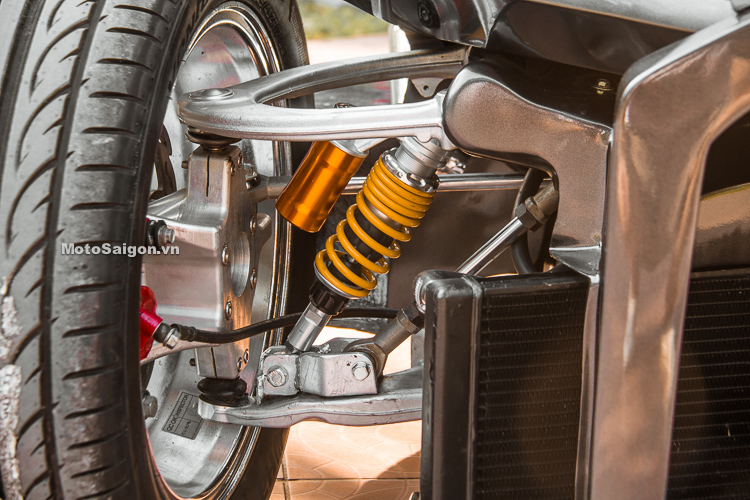 Hệ thống treo trước rất đặc biệt của chiếc QuadBull, gồm tay đòn, giảm xóc lò xo trụ và giảm chấn tủy lực Hệ thống treo trước rất đặc biệt của chiếc QuadBull, gồm tay đòn, giảm xóc lò xo trụ và giảm chấn tủy lực