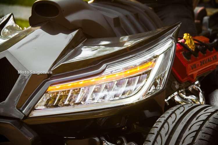 Đèn pha của xe ứng dụng công nghệ LED hiện đại, tích hợp cả đèn xianhan rất bắt mắt Đèn pha của xe ứng dụng công nghệ LED hiện đại, tích hợp cả đèn xianhan rất bắt mắt