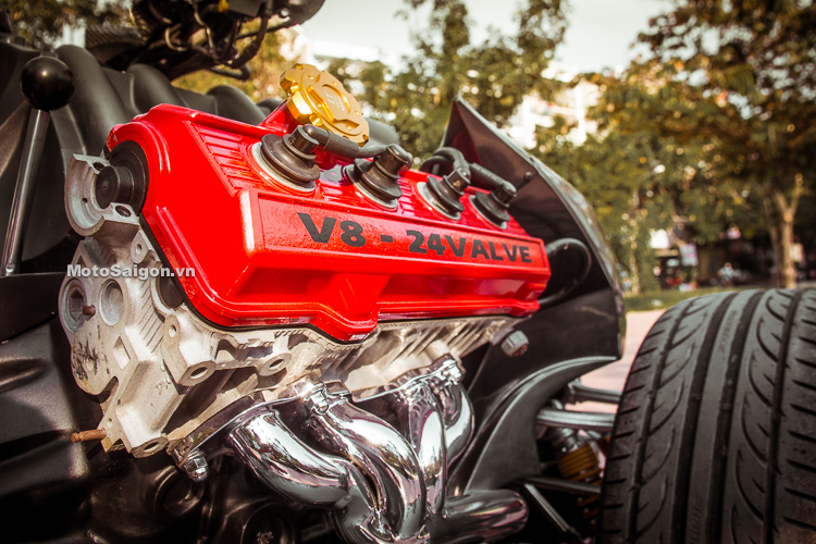 Điểm thu hút nhất của QuadBull chính là khối động cơ V8 thò ra hai bên thân xe, nắp đầu bò của động cơ được sơn đỏ nổi bật, ghi rõ V8 - 24 VALVE. Hệ thống ống xả được phủ crôm bóng rất nổi bật Điểm thu hút nhất của QuadBull chính là khối động cơ V8 thò ra hai bên thân xe, nắp đầu bò của động cơ được sơn đỏ nổi bật, ghi rõ V8 - 24 VALVE. Hệ thống ống xả được phủ crôm bóng rất nổi bật