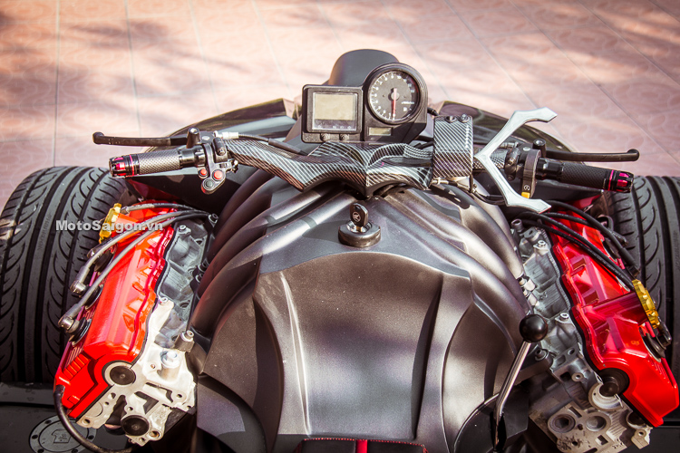 Nằm giữa hai chi tiết trang trí V8 là khối động cơ thực thụ của xe, lấy từ chiếc Honda CBR1000RR 2012 Nằm giữa hai chi tiết trang trí V8 là khối động cơ thực thụ của xe, lấy từ chiếc Honda CBR1000RR 2012