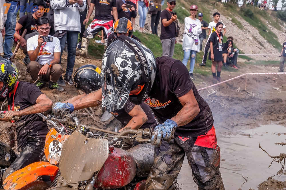 Đa số những chiếc xe Minsk khi đi qua điểm này đều phải đẩy và ga hết cỡ mới có thể đưa chiếc xe qua Đa số những chiếc xe Minsk khi đi qua điểm này đều phải đẩy và ga hết cỡ mới có thể đưa chiếc xe qua