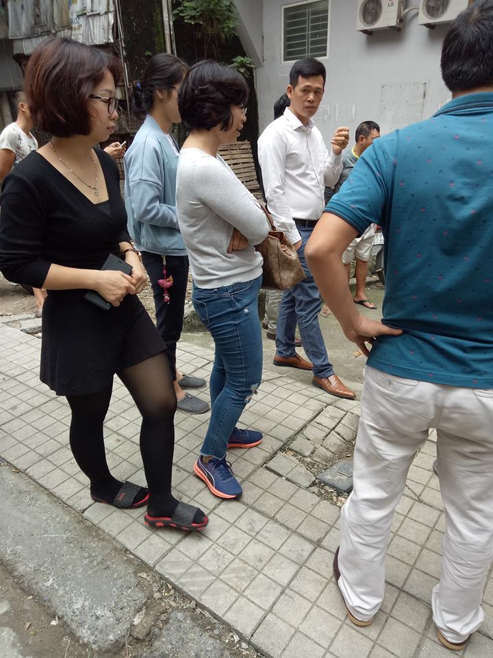 Nhiều người tò mò đứng xem tại hiện trường vụ tai nạn