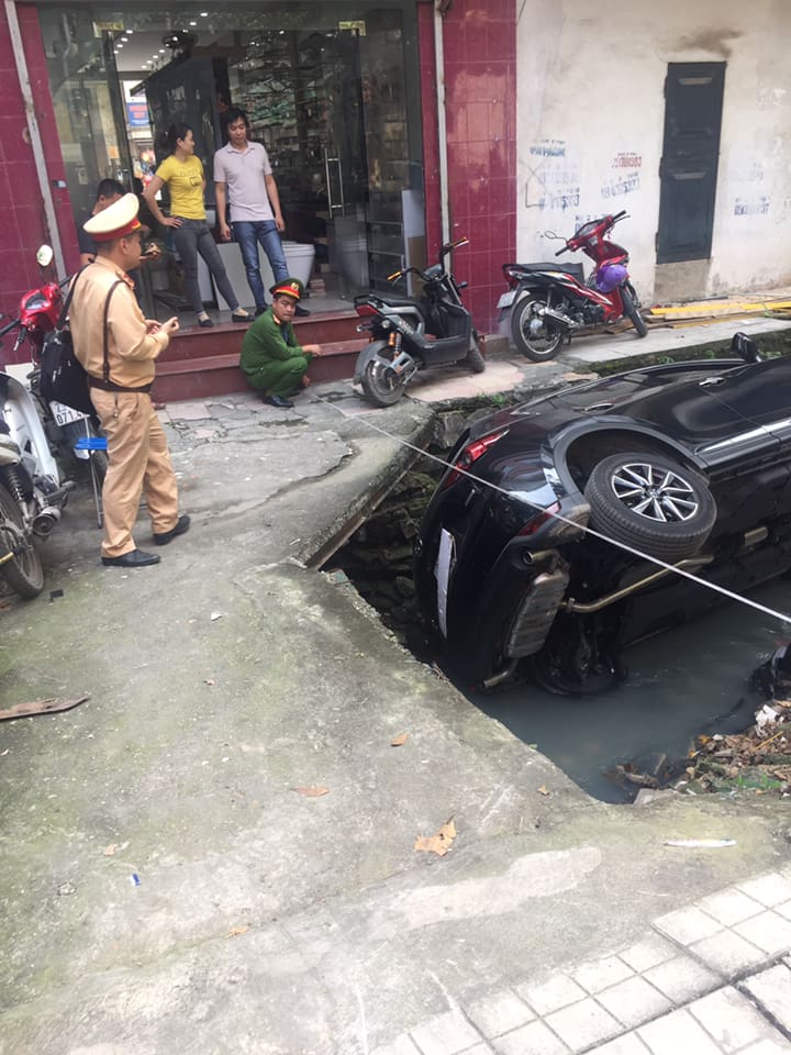 Lực lượng chức năng có mặt tại hiện trường vụ tai nạn