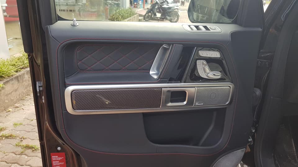 Ngoài ra, một số chi tiết bên trong khoang lái còn được hoàn thành với sợi carbon đỏ