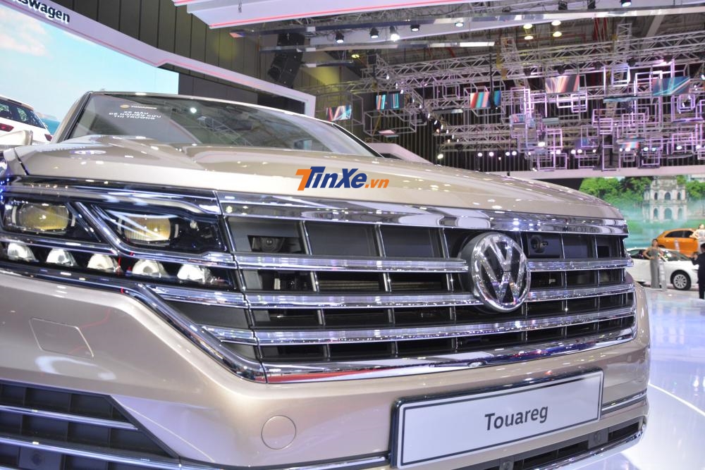 Lưới tản nhiệt nối liền đèn pha của Volkswagen Touareg 2019