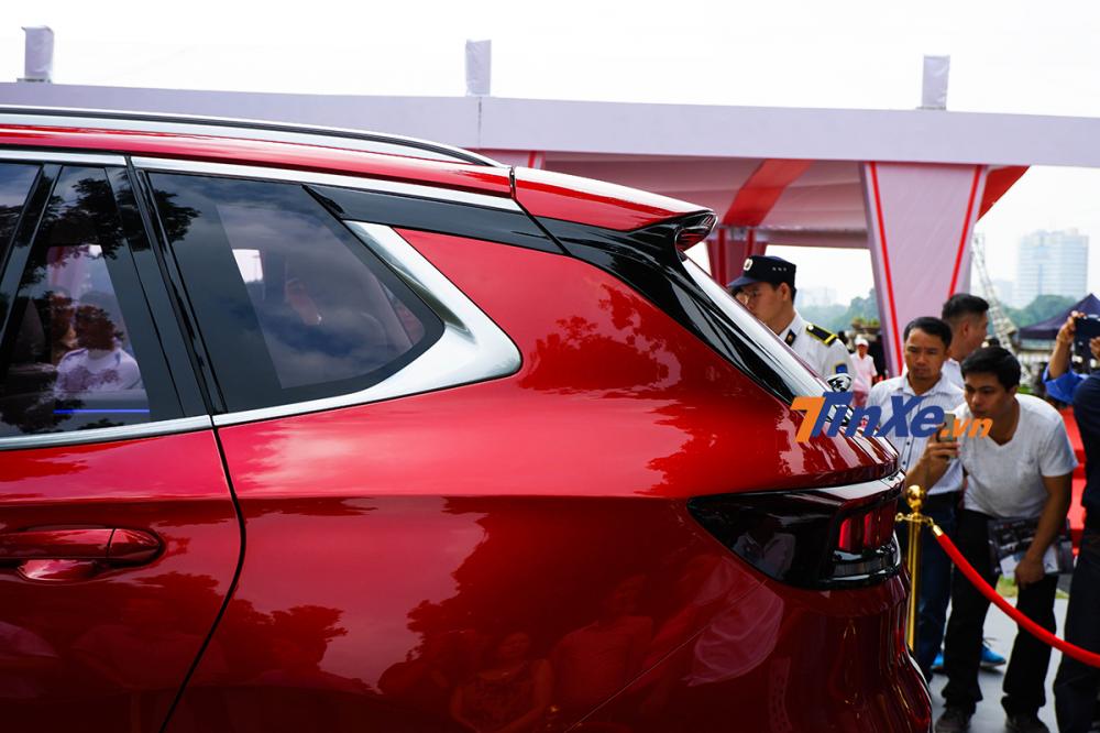 VinFast LUX SA2.0 chính thức được ra mắt Việt Nam, giá đợt 1 là 1,136 tỷ đồng, chưa thuế VinFast LUX SA2.0 chính thức được ra mắt Việt Nam, giá đợt 1 là 1,136 tỷ đồng, chưa thuế