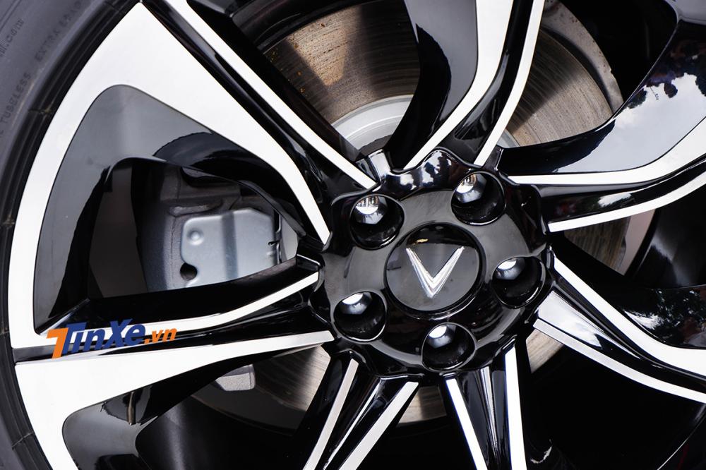 VinFast LUX SA2.0 chính thức được ra mắt Việt Nam, giá đợt 1 là 1,136 tỷ đồng, chưa thuế VinFast LUX SA2.0 chính thức được ra mắt Việt Nam, giá đợt 1 là 1,136 tỷ đồng, chưa thuế