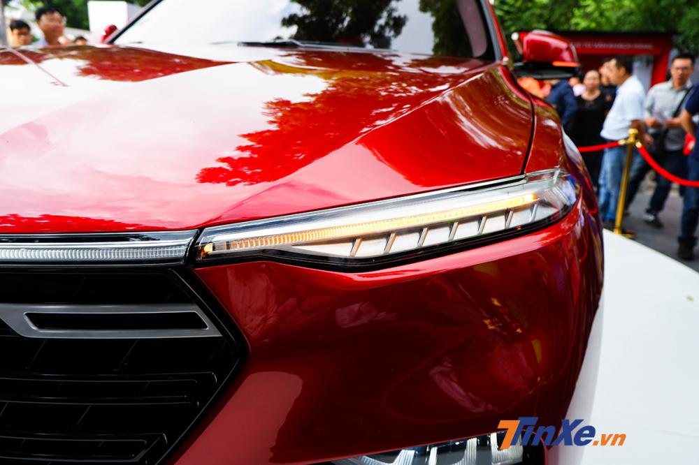 VinFast LUX SA2.0 chính thức được ra mắt Việt Nam, giá đợt 1 là 1,136 tỷ đồng, chưa thuế VinFast LUX SA2.0 chính thức được ra mắt Việt Nam, giá đợt 1 là 1,136 tỷ đồng, chưa thuế