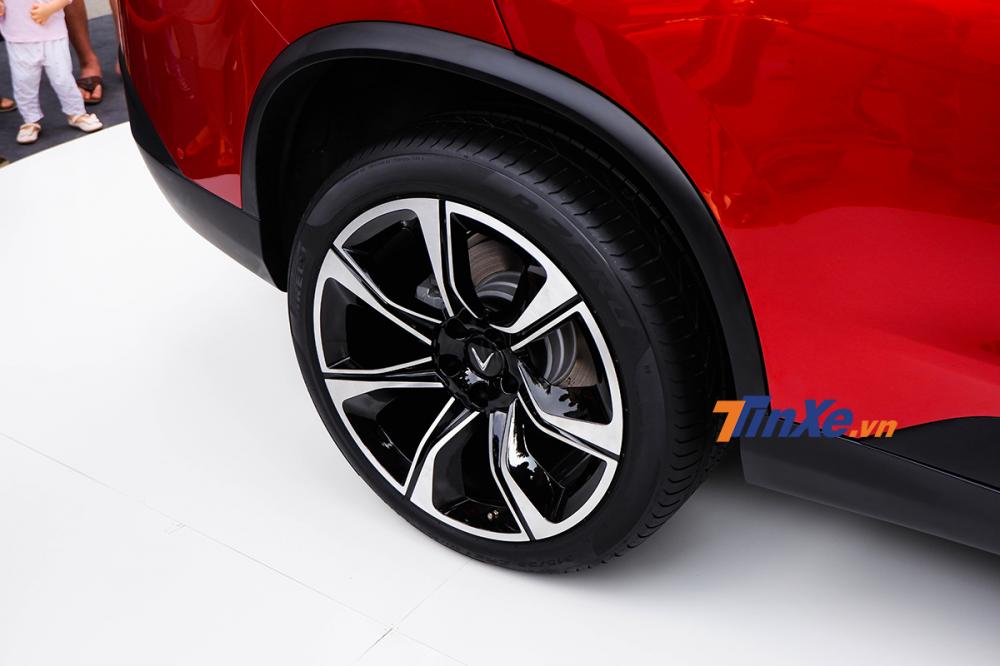 VinFast LUX SA2.0 chính thức được ra mắt Việt Nam, giá đợt 1 là 1,136 tỷ đồng, chưa thuế VinFast LUX SA2.0 chính thức được ra mắt Việt Nam, giá đợt 1 là 1,136 tỷ đồng, chưa thuế