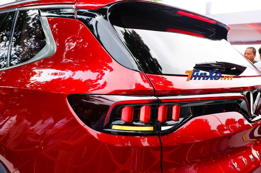 VinFast LUX SA2.0 chính thức được ra mắt Việt Nam, giá đợt 1 là 1,136 tỷ đồng, chưa thuế VinFast LUX SA2.0 chính thức được ra mắt Việt Nam, giá đợt 1 là 1,136 tỷ đồng, chưa thuế