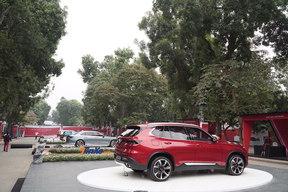 VinFast LUX SA2.0 chính thức được ra mắt Việt Nam, giá đợt 1 là 1,136 tỷ đồng, chưa thuế VinFast LUX SA2.0 chính thức được ra mắt Việt Nam, giá đợt 1 là 1,136 tỷ đồng, chưa thuế