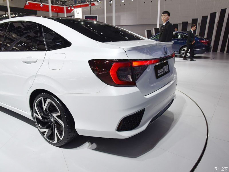 Cụm đèn hậu nối liền với nhau của mẫu sedan Honda Envix