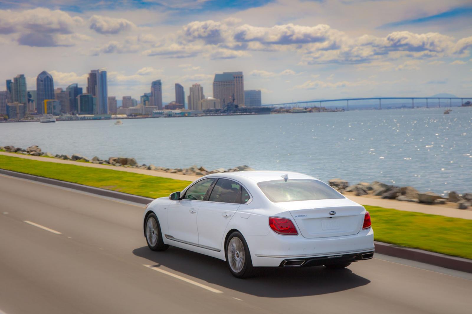 Kia K900 2019 rẻ hơn một số đối thủ trong phân khúc sedan hạng sang cỡ lớn