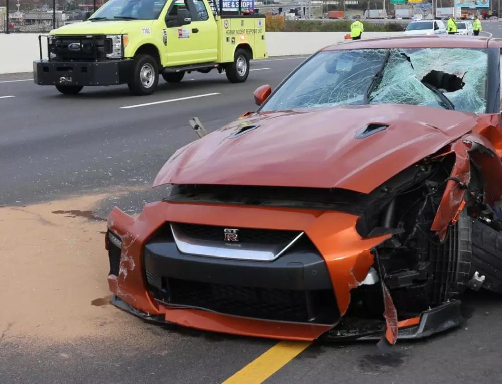 Chiếc Nissan GT-R bị hỏng nặng sau vụ tai nạn Chiếc Nissan GT-R bị hỏng nặng sau vụ tai nạn