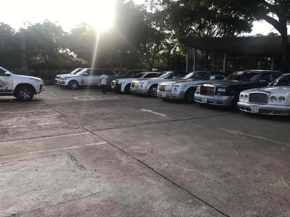 Dàn xe siêu sang của Chủ tịch Trung Nguyên bất ngờ được trưng bày tại làng cà phê ở Buôn Ma Thuột Dàn xe siêu sang của Chủ tịch Trung Nguyên bất ngờ được trưng bày tại làng cà phê ở Buôn Ma Thuột