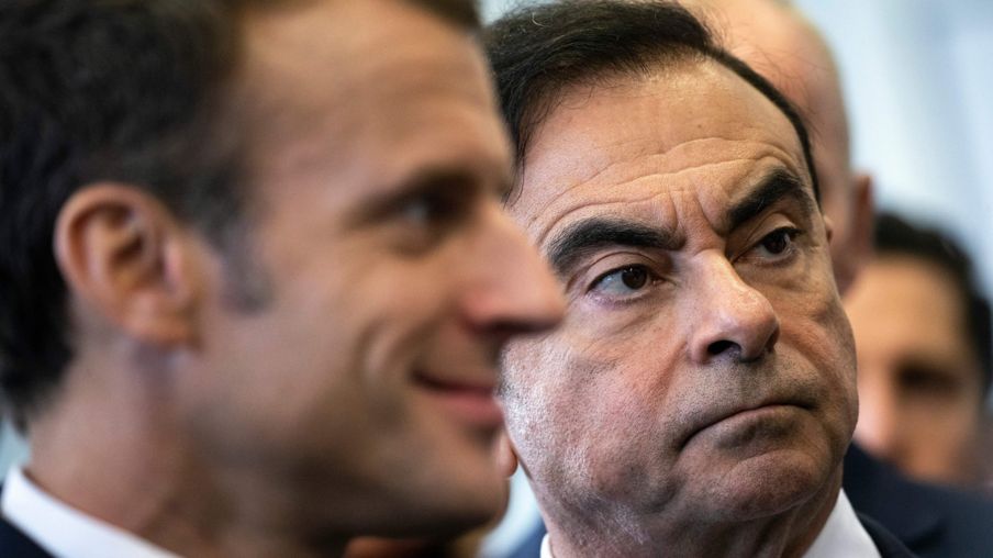 Tổng thống Pháp Emmanuel Macron và ông Carlos Ghosn ghé thăm nhà máy Renault ở Maubeuge, miền bắc Pháp, hồi đầu tháng này.