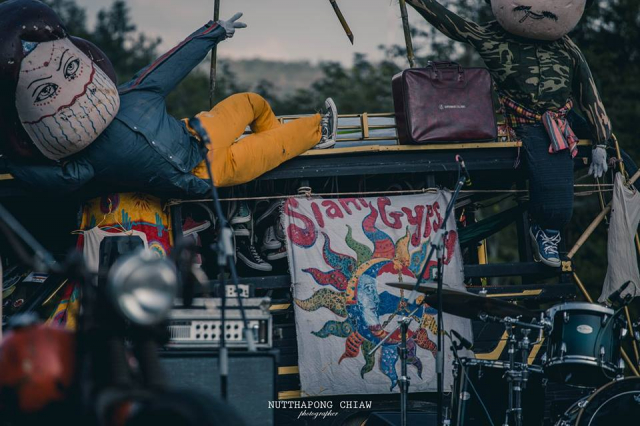 Khu vực âm nhạc với style trang trí đậm chất Retro và khá dị theo phong cách Thái Lan Khu vực âm nhạc với style trang trí đậm chất Retro và khá dị theo phong cách Thái Lan